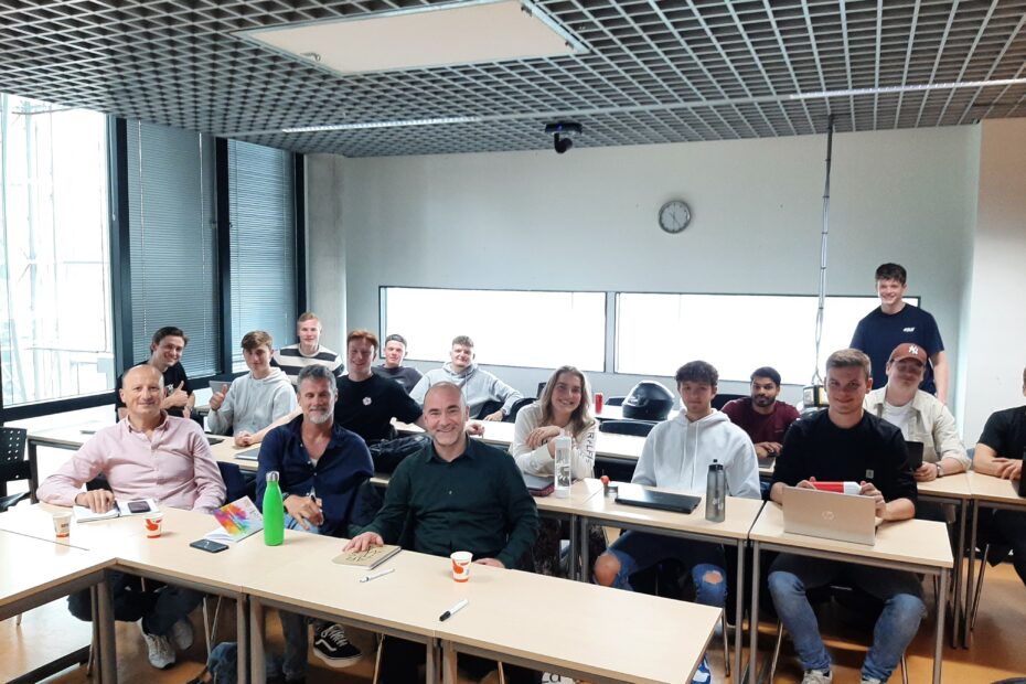 Reunión de profesores y alumnos en Gorninga